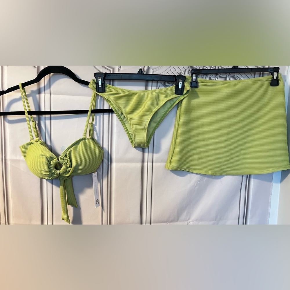 Summer 🌞 NEW ! HOUSE OF HARLOW 3 piece Biquine set size S
🚨 FIRM PRICE